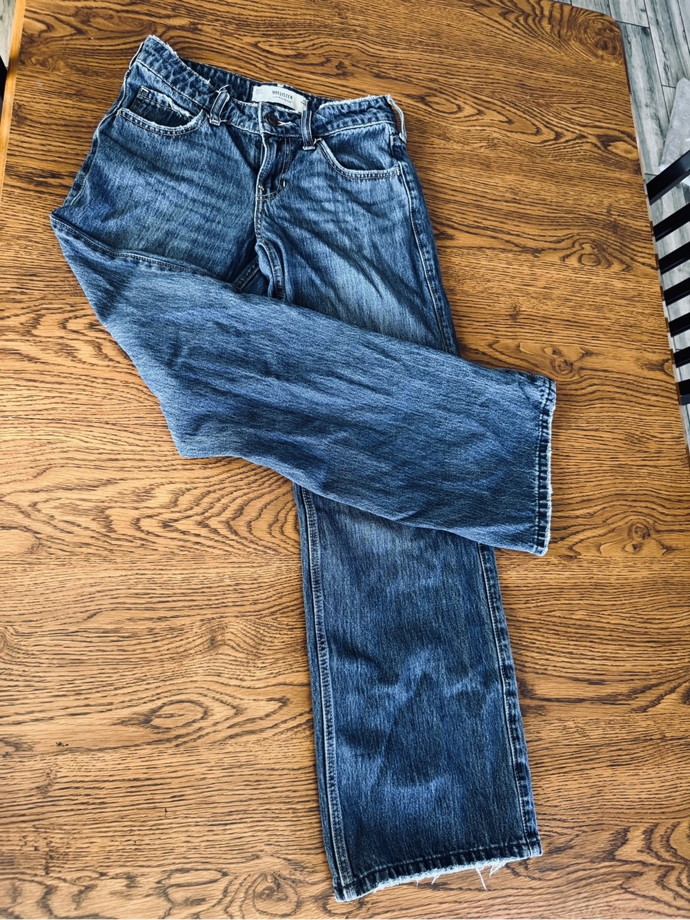 Hollister Low-Rise Baggy Jeans — Relaxed Blue Denim Size 23 Regular or 000 R - Picture 4 of 6